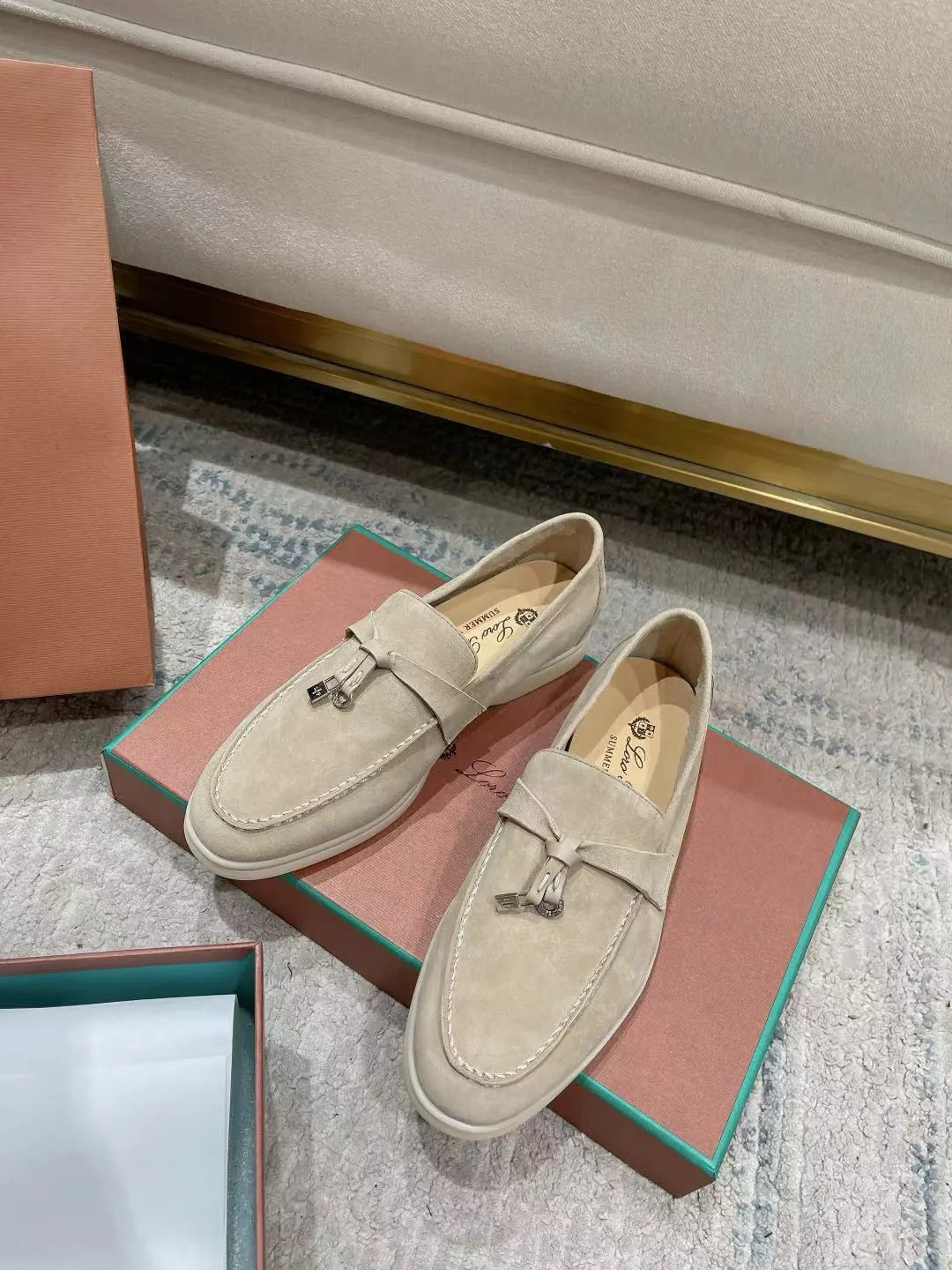 Factory price: 520💰4050 new color. Original purchase, 1⃣️: 1⃣️ folded and developed, Loro Piana professional model to try on feet, quality purchase level, flash sale of common products on the market, welcome to compare, original packaging. Fabric: Imported from Italy🐑High mercerized shearling, Lining: Hand-sewn mark thread in water-dyed cowhide imported from Italy🧵, high-end and elegant. Comfortable on the feet. Size: Women's 35-42 (41, 42) customized, non-returnable, men's 38-45 (46, 47, 48) customized, non-refundable. Fashionable boutiques that you can’t miss, a must-have item